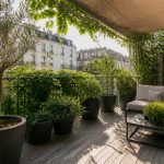 Aménager une terrasse en ville : ombres et plantes pour créer un espace apaisant