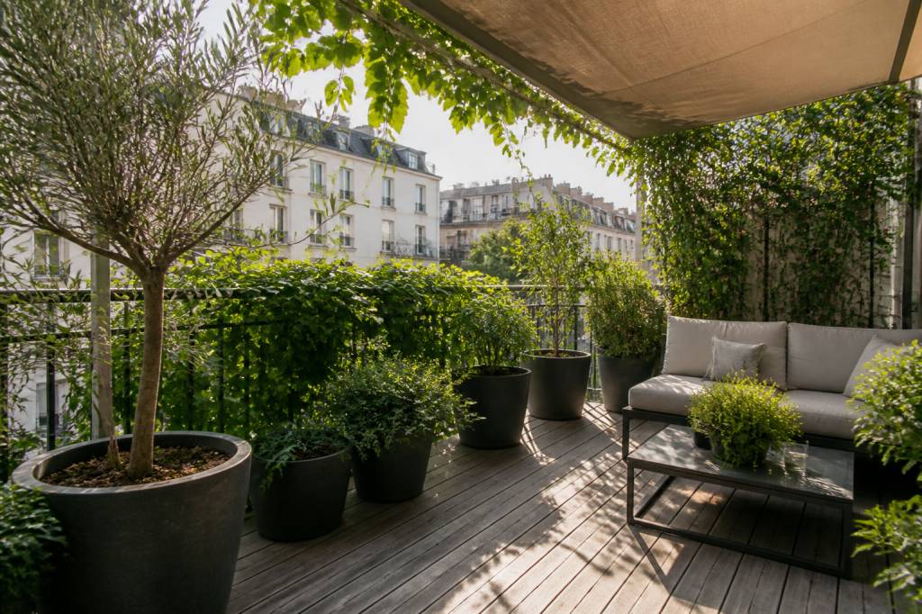 Aménager une terrasse en ville : ombres et plantes pour créer un espace apaisant